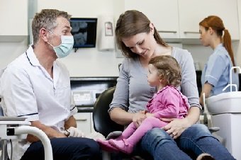 Bei der Suche nach dem richtigen zahnarzt ist es wichtig auch darauf zu achten, dass sich die gesamte Familie bei ihm wohlfühlt, auch die Kleinsten.