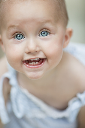 Sobald der erste Milchzahn durchgebrochen ist, sollte man damit anfangen, die Kinderzähne mit Zahncreme zu putzen.