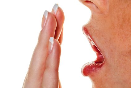 Mundgeruch infolge einer Faltenzunge