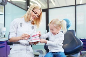 Bei Kindern gehört zur Prophylaxe der regelmäßige Zahnarztbesuch, auch wenn keine Beschwerden vorliegen.