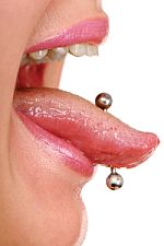 Selten kann es vorkommen, dass Unverträglichkeite, besispielsweise durch Piercings, die Zunge reizen. Dann sollten diese schnell entfernt werden.