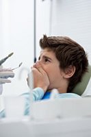 Leidet man unter Angst vorm Zahnarzt geht man mit einem unguten Gefühl zum Zahnarzt, leidet unter Schweißausbrüchen oder meidet den Zahnarzt komplett.