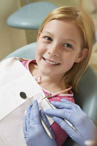 Bevor eine kieferorthopädische Behandlung stattfinden kann, müssen hin und wieder Zähne gezogen werden, die beim späteren Prozess stören würden.