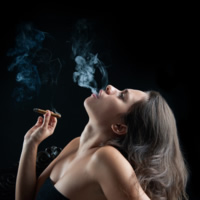 Rauchen kann als Risikofaktor eine große Rolle spielen.