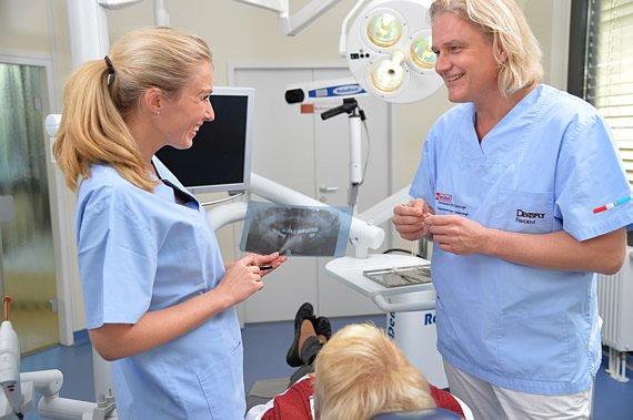 Anhand eines Röntgenbildes prüft der Zahnarzt zunächst den Zustand von Zahn und Zahnwurzel darauf, ob eine Wurzelbehandlung sinnvoll ist.