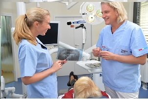 Dr. Seidel und Anna Wojcik mit Patient