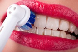 Beim Zähneputzen nicht zu stark aufdrücken