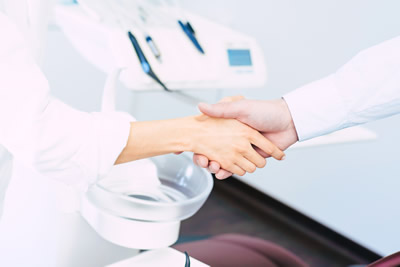 Willkommen durch Handschlag Zahnarzt
