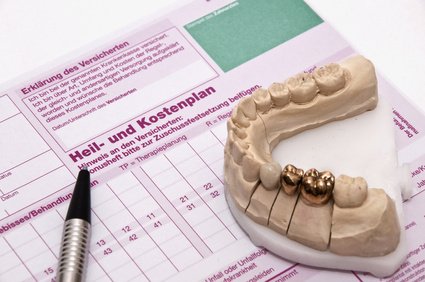 Gerade bei Patienten, die trotz Nachbesserungen weiterhin unzufrieden sind, lohnt sich ein weiterer Blick auf den Heil- und Kostenplan, eine Zweitmeinung oder einen psychotherapeutischen Ansatz.