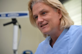 Herr Dr. Seidel hat sich bereits während seines Studiums an der Berliner Charité auf Implantologie spezialisiert.