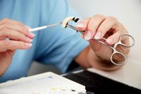 Ist eine Reparatur am Zahnersatz aus Keramik notwendig, wird er zum Zahntechniker eingeschickt und Sie erhalten ein Provisorium als Ersatz.