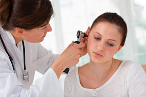 Bei Ohrgeräuschen sollte man schnell den Arzt aufsuchen und sich interdisziplinär untersuchen lassen.