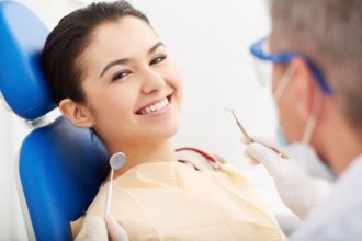 Angstfreie Patientin beim Zahnarzt