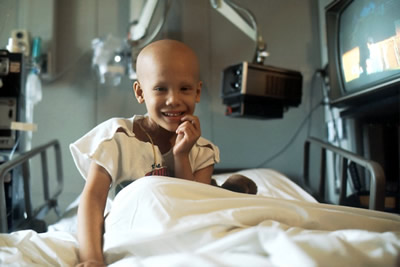 Kind mit Leukämie(Blutkrebs) in Behandlung mit Chemotherapie