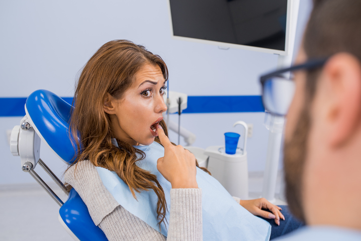 Mundwinkel ist eingerissen beim Zahnarzt