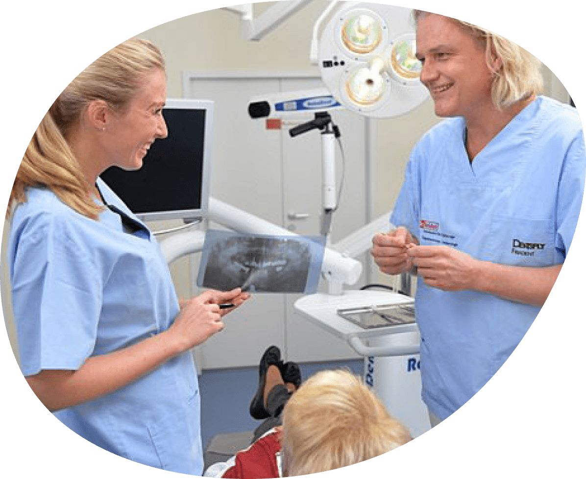 Zahnarzt Dr. Frank Seidel und Zahnärztin Anna Wojcik während einer Behandlung