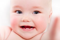 Zahnen beim Baby - Die ersten Zähne brechen durch