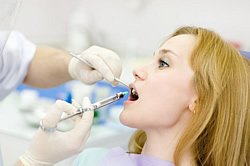 Dank einer Lokalanästhesie beim Zahnarzt ist eine schmerzfreie Behandlung möglich.