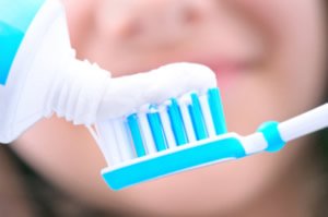 Zahnpasta gibt es viele verschiedene für alle möglichen Bedürfnisse. Vermeiden sollten Sie aber vor allem Zahnpasta mit Schleifpartikeln.