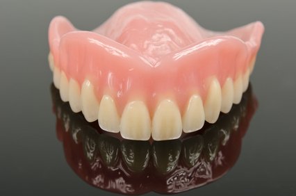 Die Totalprothese kommt zum Einsatz, wenn alle Zähne fehlen