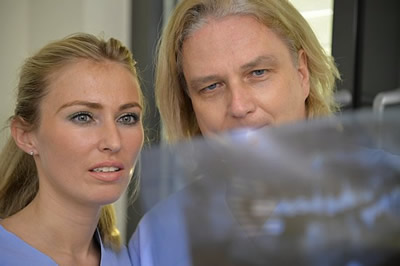 Zahnarzt Dr. Frank Seidel und Zahnärztin Anna Wojcik während einer Behandlung