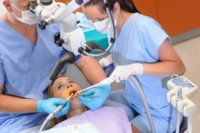 Eine Zahnoperation wird vom Spezialisten durchgeführt und erfolgt ambulant.
