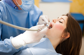 Je nach Zustand des Gebisses, können eine Reihe von Behandlungen anfallen. Von der professionellen Zahnreinigung bis hin zur Versorgung mit Implantaten.