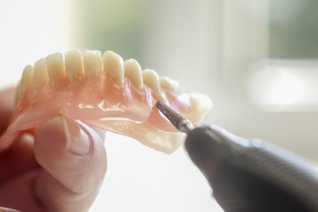 Ein zerbrochener Zahnersatz kann innerhalb eines Arbeitstages vom zahntechnischen Labor schnell und kostengünstig repariert werden.