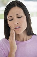 Zahnschmerzen können je nach Ursache verschiedene Symptome haben - Ihr Zahnarzt befragt Sie zu Ihrem Schmerzempfinden.