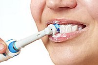 Elektrische Zahnbürsten reinigen die Zähne besonders gründlich.