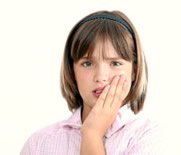 Vor allem bei Kleinkindern sind Zahnschmerzen sehr unangenehm